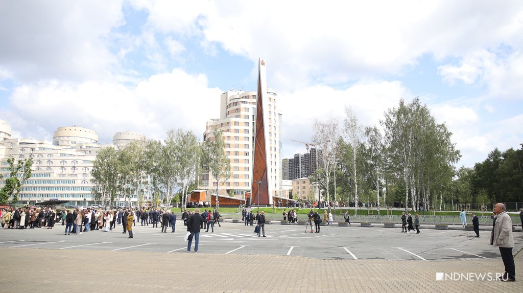 В Екатеринбурге открыли стелу «Город трудовой доблести» (ФОТО)