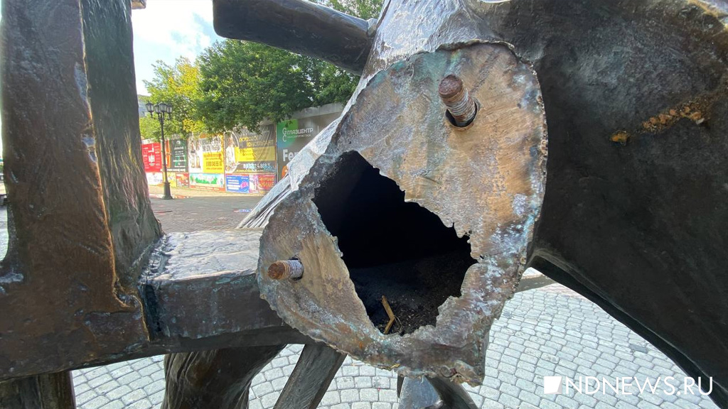 В центре Екатеринбурга отвалилась нога у памятника изобретателю велосипеда (ФОТО)