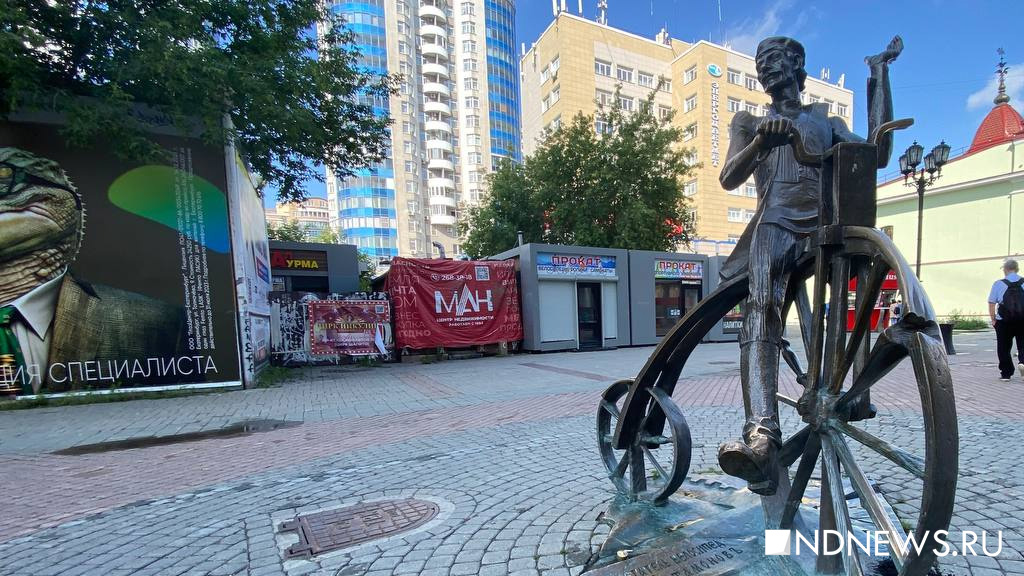 В центре Екатеринбурга отвалилась нога у памятника изобретателю велосипеда (ФОТО)