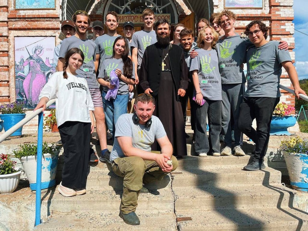 Алексей Вихарев и команда волонтеров очистили от мусора берег Шарташа и территорию храма в Нижних Сергах (ФОТО)