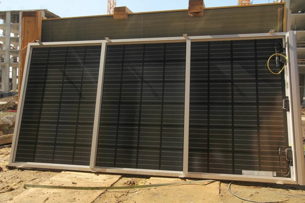 На фасаде дома в Академическом начали монтировать солнечные панели, позволяющие экономить на коммуналке (ФОТО)