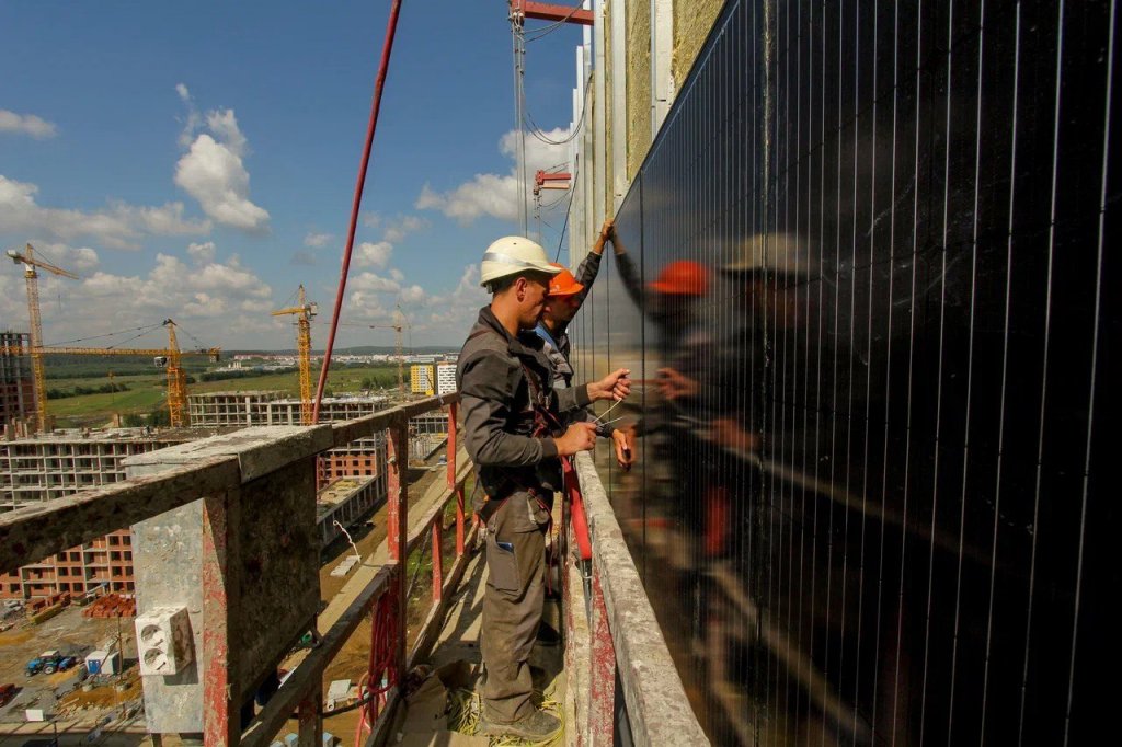 На фасаде дома в Академическом начали монтировать солнечные панели, позволяющие экономить на коммуналке (ФОТО)