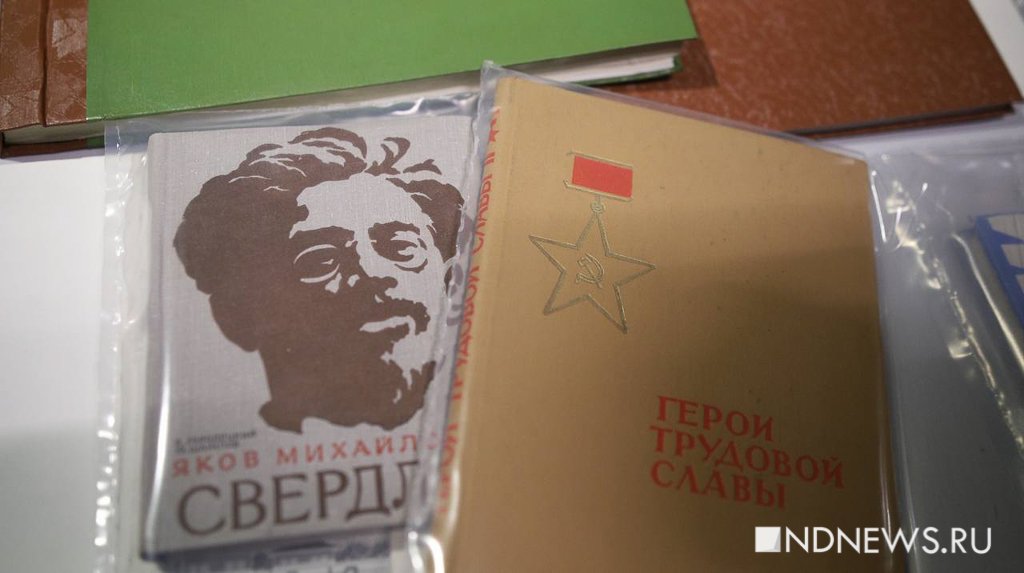 В Екатеринбурге вскрыли капсулу времени из 1973 года. Внутри оказались книги о Ленине и советские сувениры (ФОТО)