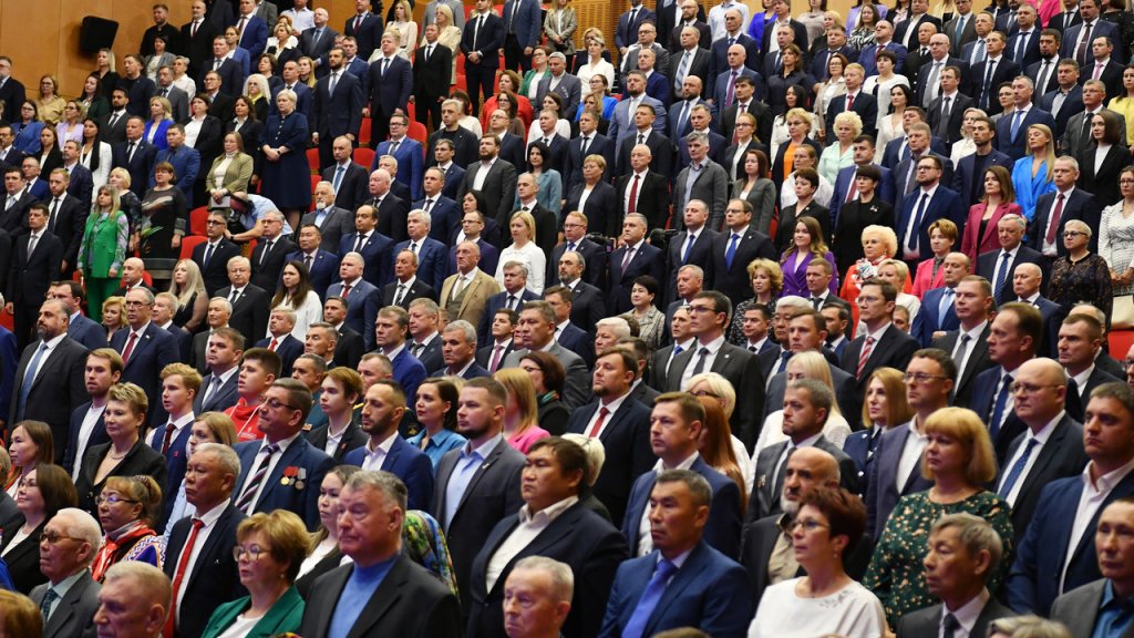 Бывшие и нынешние губернаторы поздравили Дмитрия Артюхова со вступлением в должность главы ЯНАО