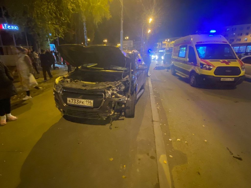 Смертельное ДТП в Екатеринбурге: машина влетела в остановку (ВИДЕО)