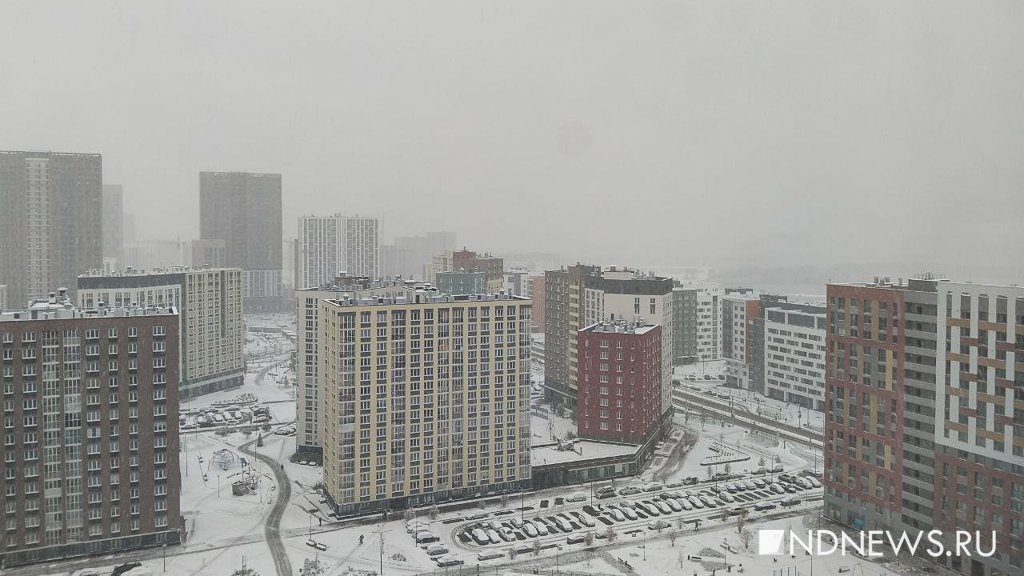 Из-за снегопада в Екатеринбурге образовались пробки и выросли цены на такси