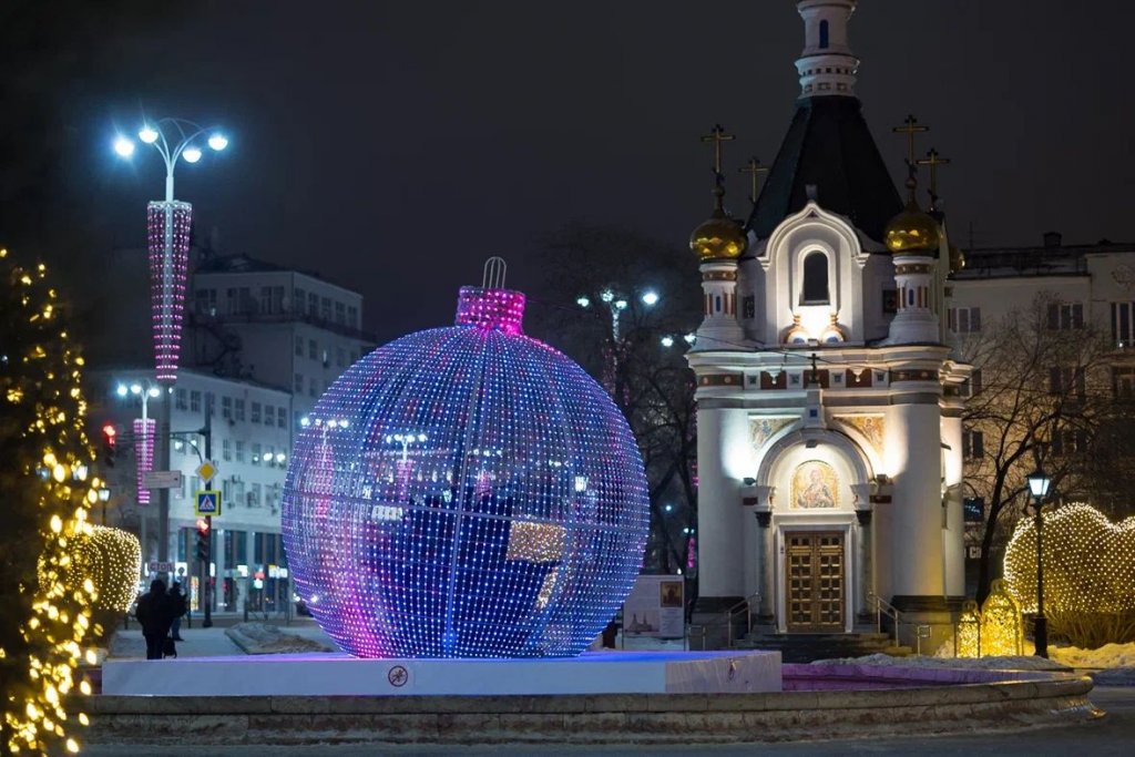 В центре Екатеринбурга появился огромный сверкающий шар