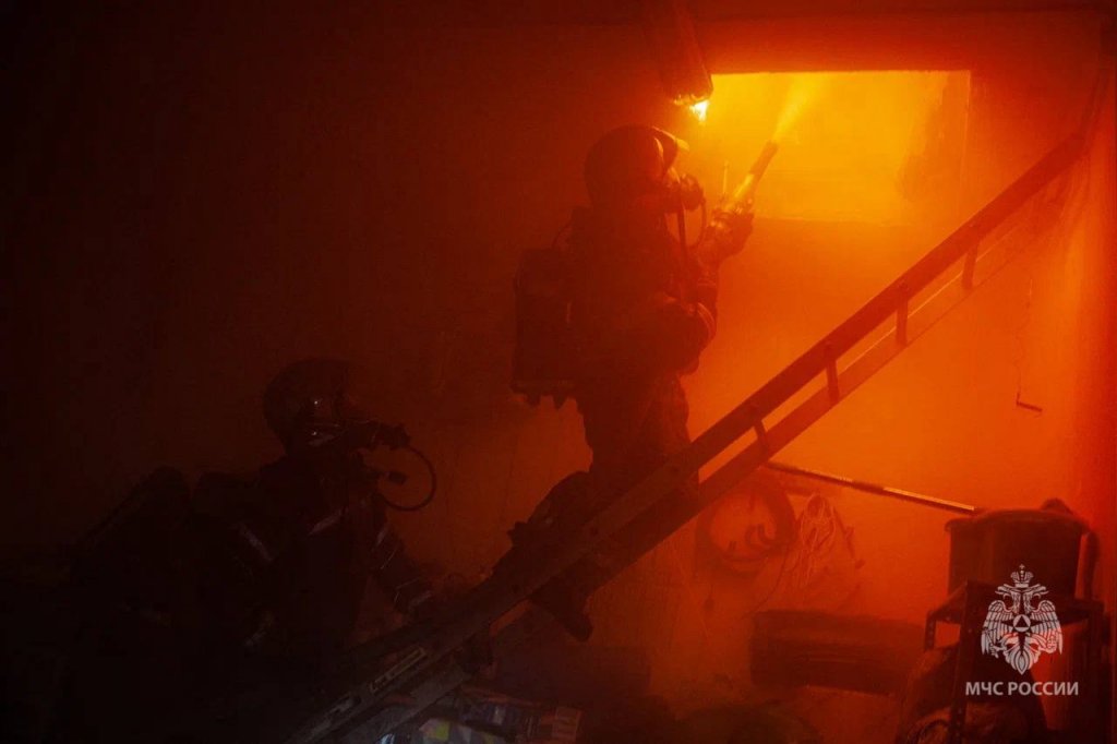 В Салехарде за ночь выгорело 400 кв.м. гаражей
