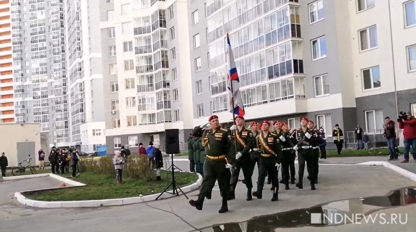 Новый День: В Екатеринбурге устроили мини-парад во дворе 96-летнего ветерана Великой Отечественной войны (ФОТО)
