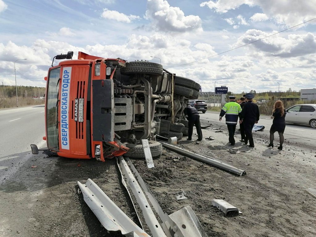 Новый День: Под Первоуральском водитель грузовика насмерть сбил рабочих (ФОТО)