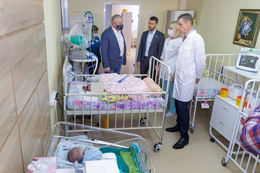 Новый День: Два депутата и клоун навестили больных детей (ФОТО)