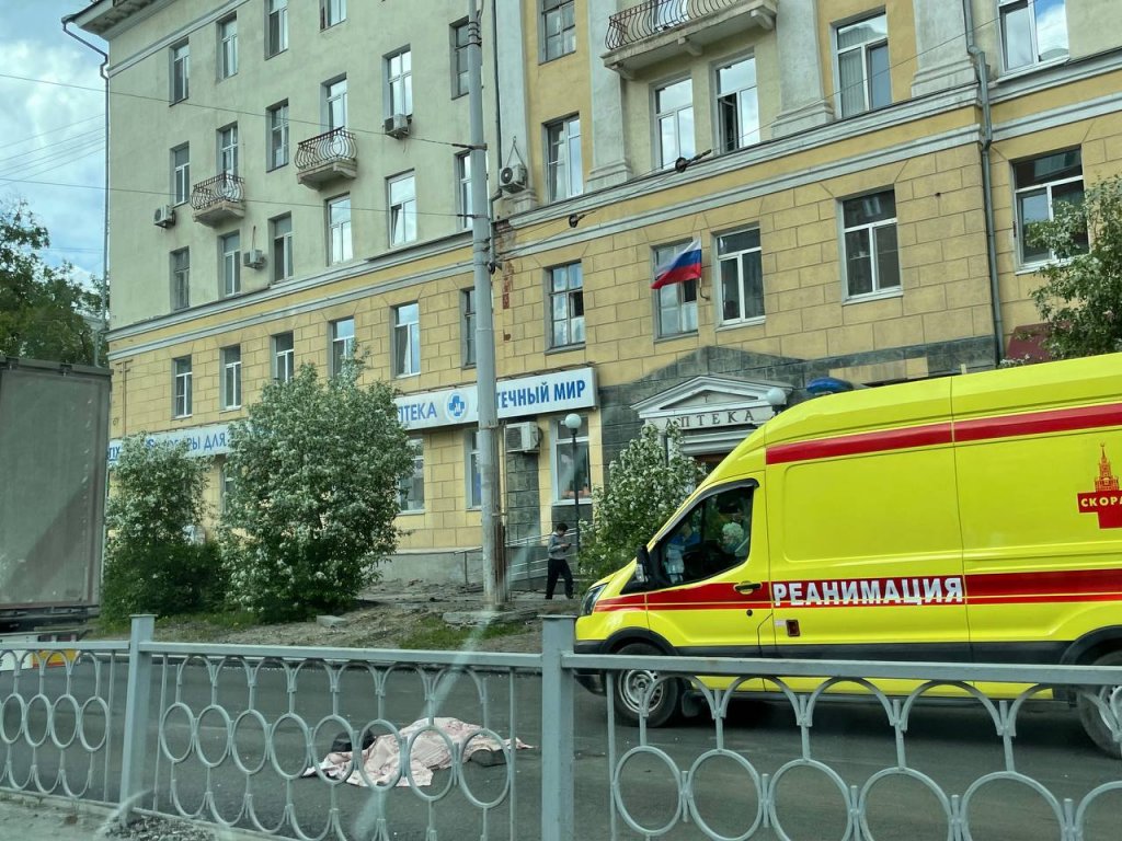 Новый День: В центре Екатеринбурга мужчину-пешехода задавили насмерть (ФОТО)