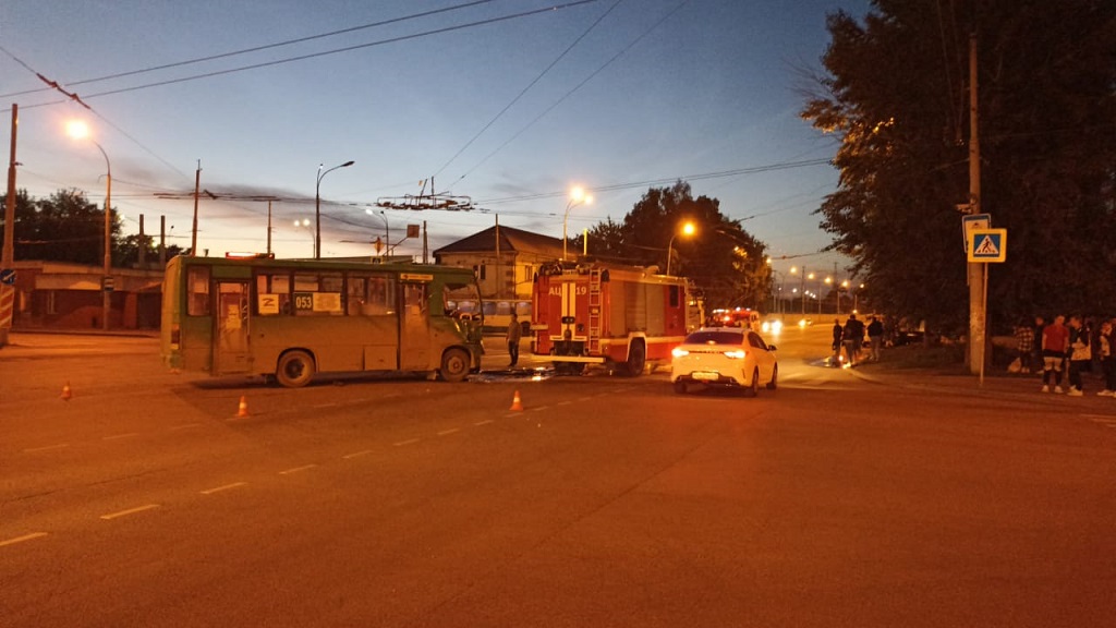 Новый День: Пассажирский автобус врезался в пожарную машину. Кондуктор погиб (ФОТО)