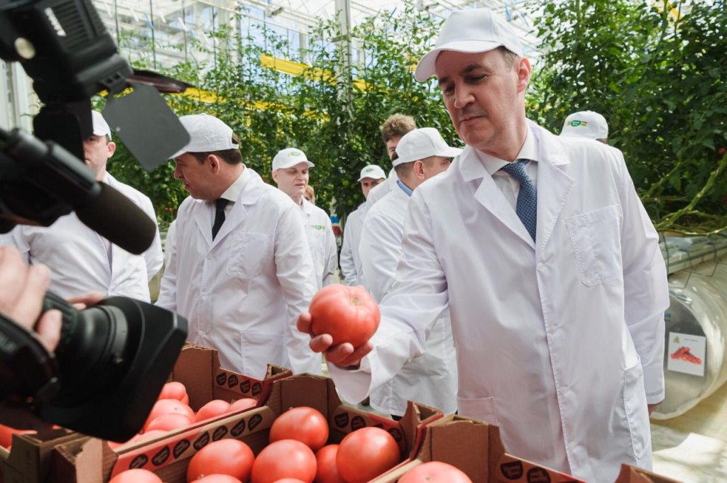 Новый День: Главе Минсельхоза России показали уральские помидоры, которые растут круглый год, и элитных коз (ФОТО)