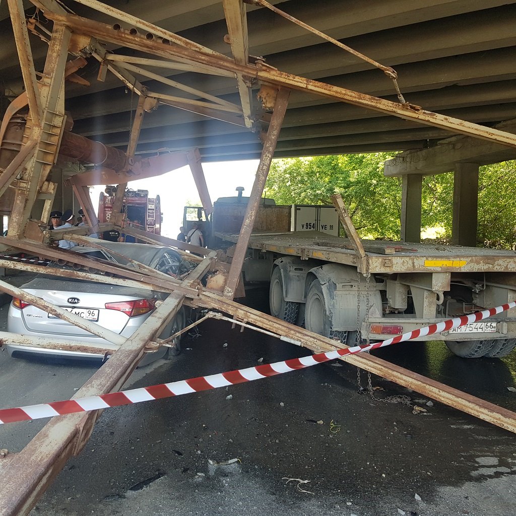 Новый День: В аварии под мостом на Объездной пострадали мать, двое ее детей и знакомая (ФОТО)