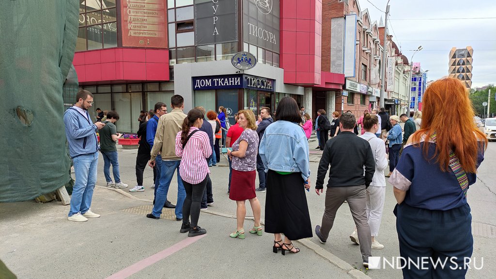 Новый День: В Екатеринбурге эвакуировали бизнес-центр Суворов (ФОТО)