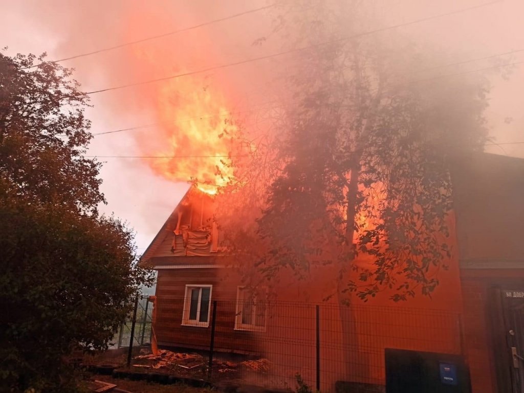 Новый День: В Каменске-Уральском за час сгорели два коттеджа (ФОТО)