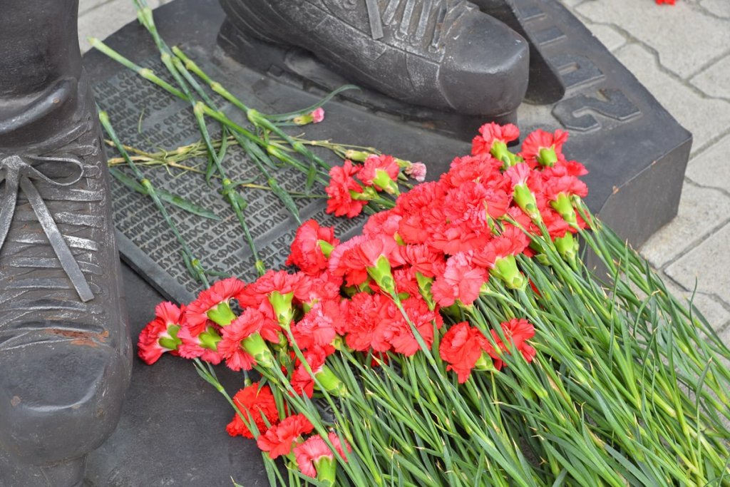Новый День: В Екатеринбурге возложили цветы к памятнику погибшим хоккеистам Локомотива (ФОТО)