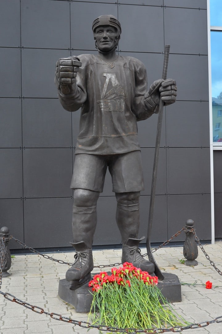 Новый День: В Екатеринбурге возложили цветы к памятнику погибшим хоккеистам Локомотива (ФОТО)