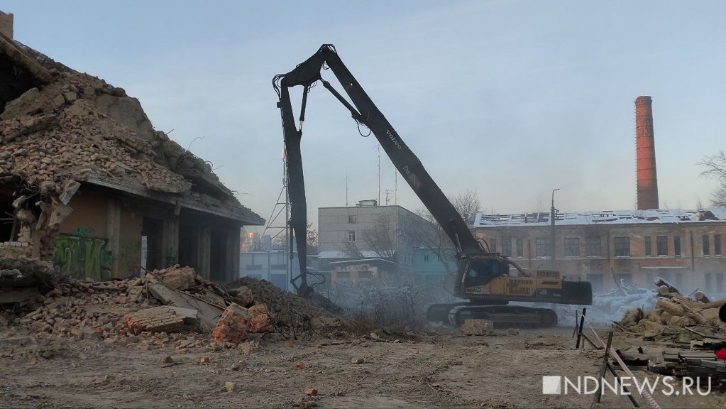 Новый День: В Екатеринбурге сносят заброшенную больницу в Зеленой Роще (ФОТО)