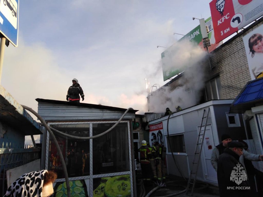 Новый День: В Березовском пожарные час тушили полыхавшее кафе (ФОТО)