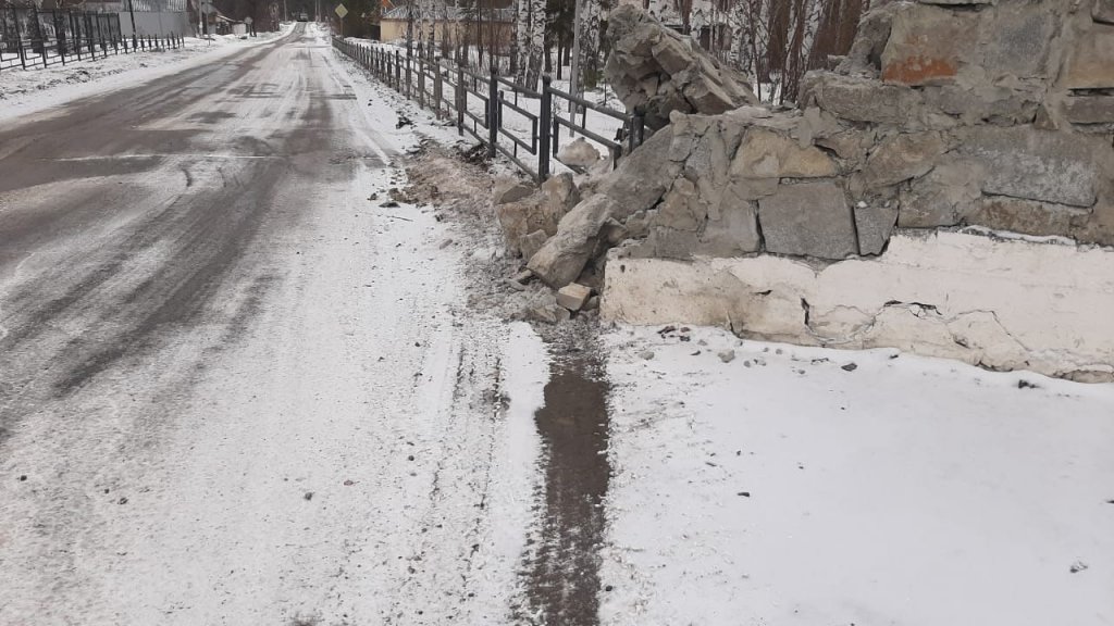 Новый День: В поселке под Екатеринбургом водитель грузовика снес кусок стены мемориала и уехал (ФОТО)