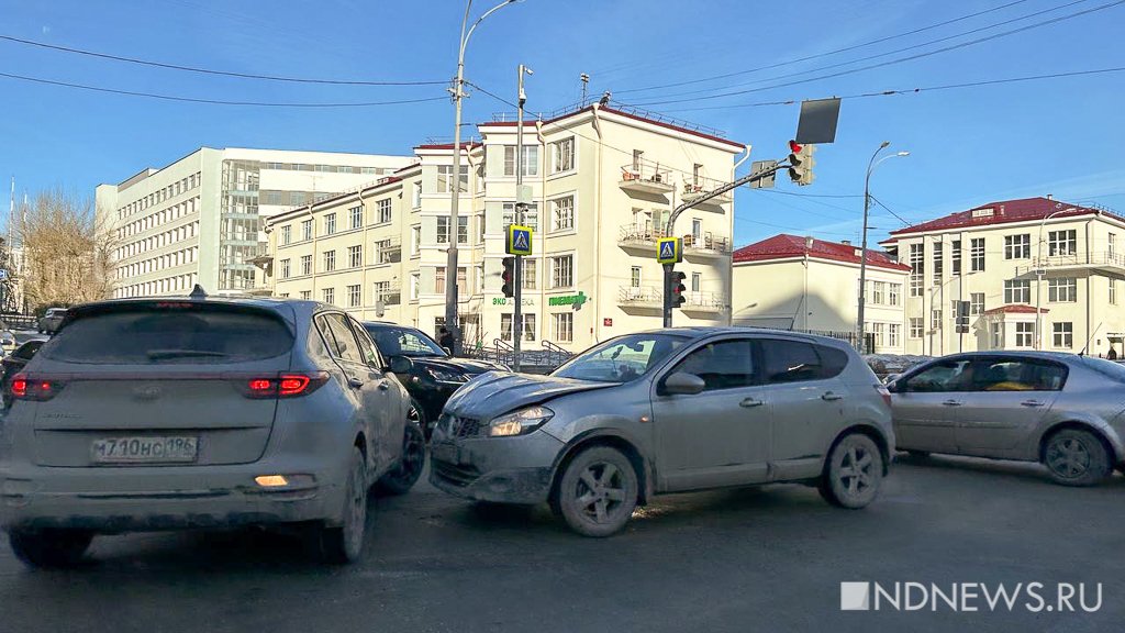 Новый День: Екатеринбург из-за гололедицы и ДТП встал в пробки