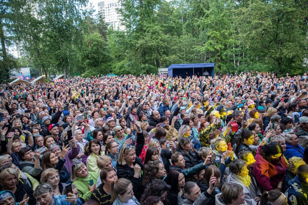 Новый День: Жителям Уралмаша подарили концерт группы На-На (ФОТО)