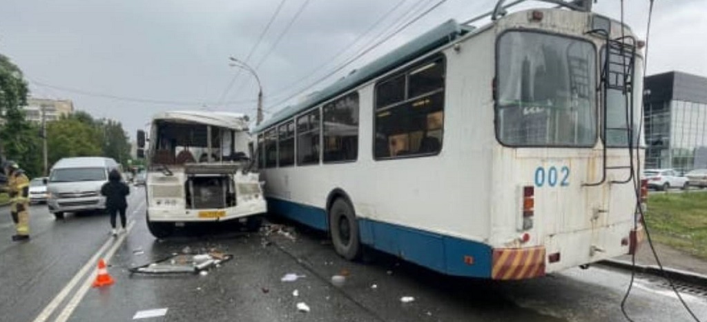Новый День: В Екатеринбурге пассажирский автобус столкнулся с троллейбусом, есть пострадавшие (ФОТО)