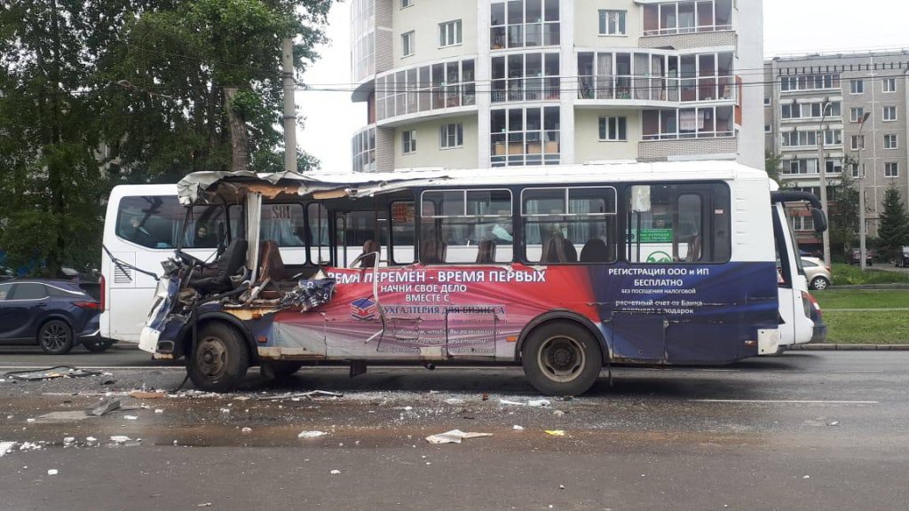Новый День: В Екатеринбурге пассажирский автобус столкнулся с троллейбусом, есть пострадавшие (ФОТО)