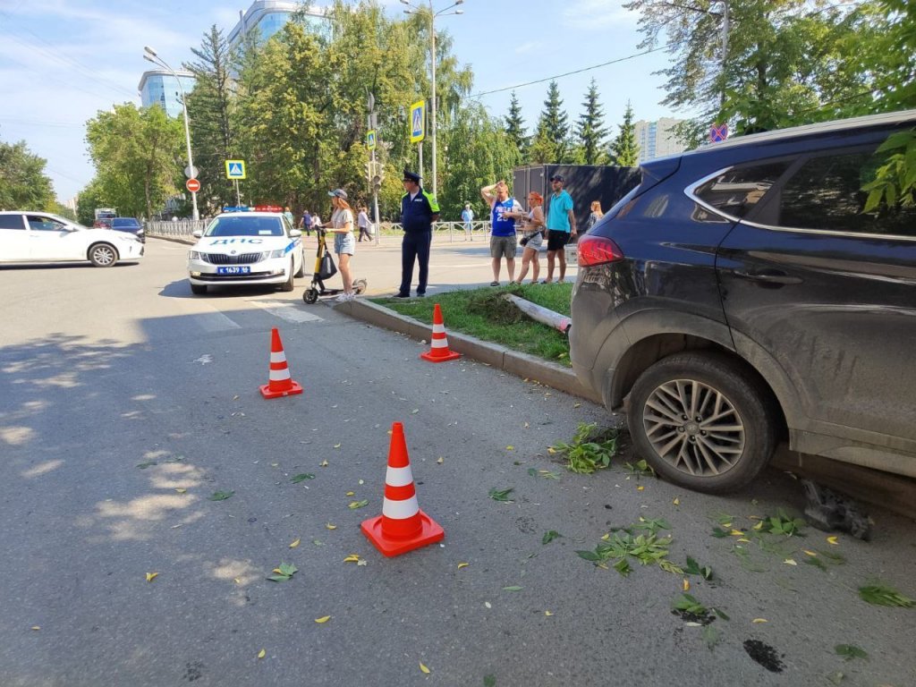 Новый День: В Екатеринбурге водитель из-за приступа эпилепсии въехал в светофор и сбил девушку с собакой (ФОТО)