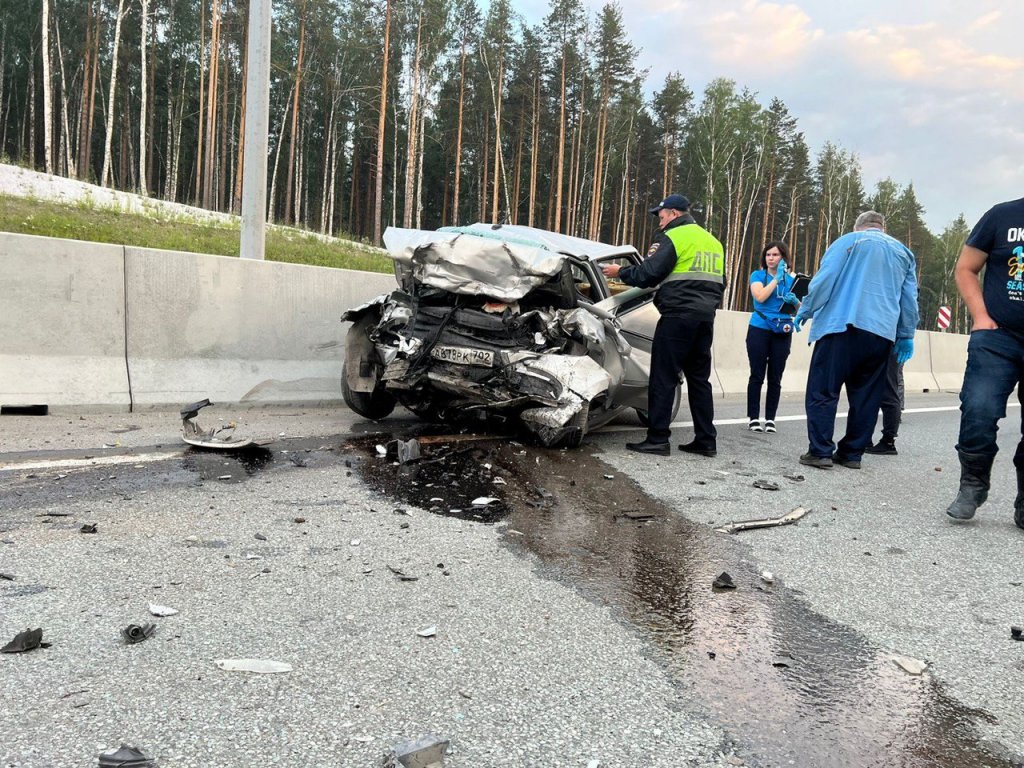 Новый День: Два водителя погибли в лобовом столкновении на ЕКАДе (ФОТО)
