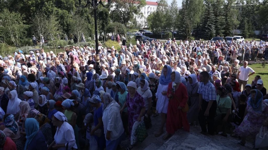 Новый День: Тысячи верующих пришли поклониться чудесной иконе на Урале (ФОТО)