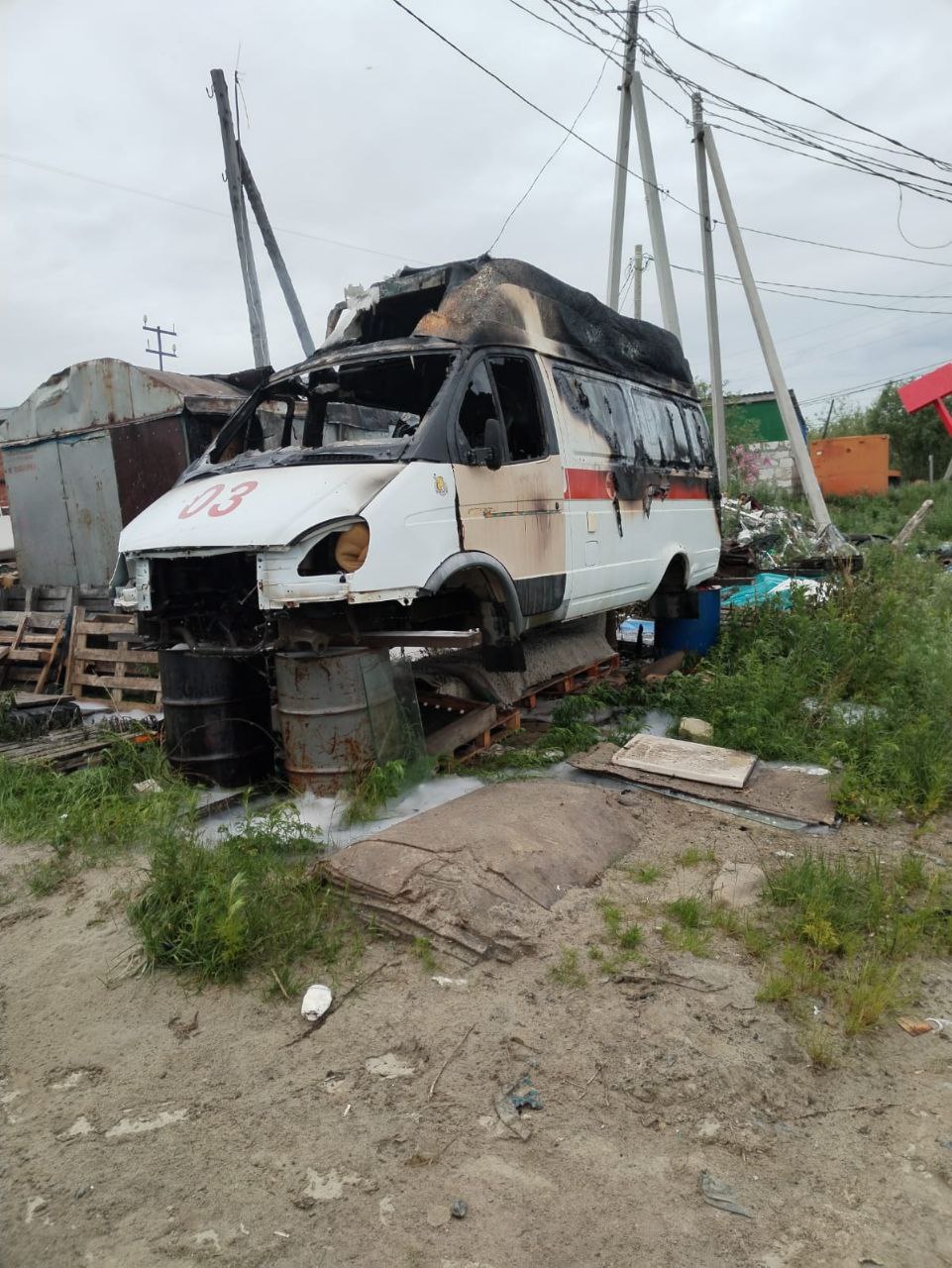 Новый День: В Салехарде в старом сгоревшем автомобилей скорой помощи найдено тело женщины