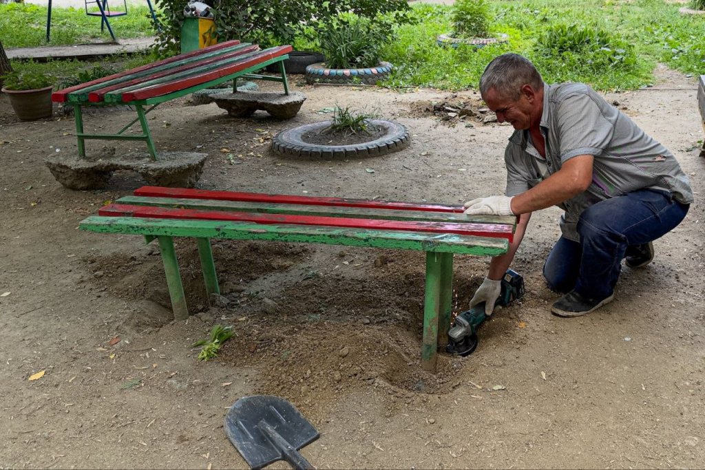 Новый День: Депутат помог жителям заменить скамейки во дворе (ФОТО)