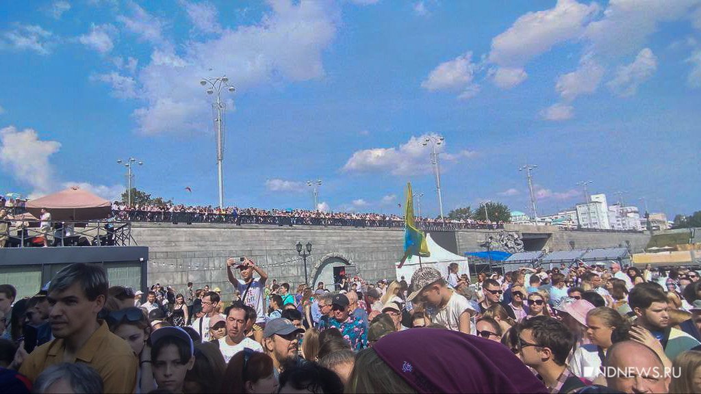 Новый День: В Екатеринбурге извлекли капсулу времени, пролежавшую 50 лет на Плотинке (ФОТО)