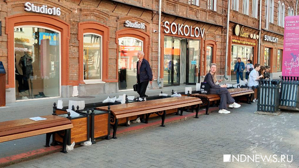 Новый День: На Вайнера устанавливают скамейки и урны за 18 миллионов рублей (ФОТО)