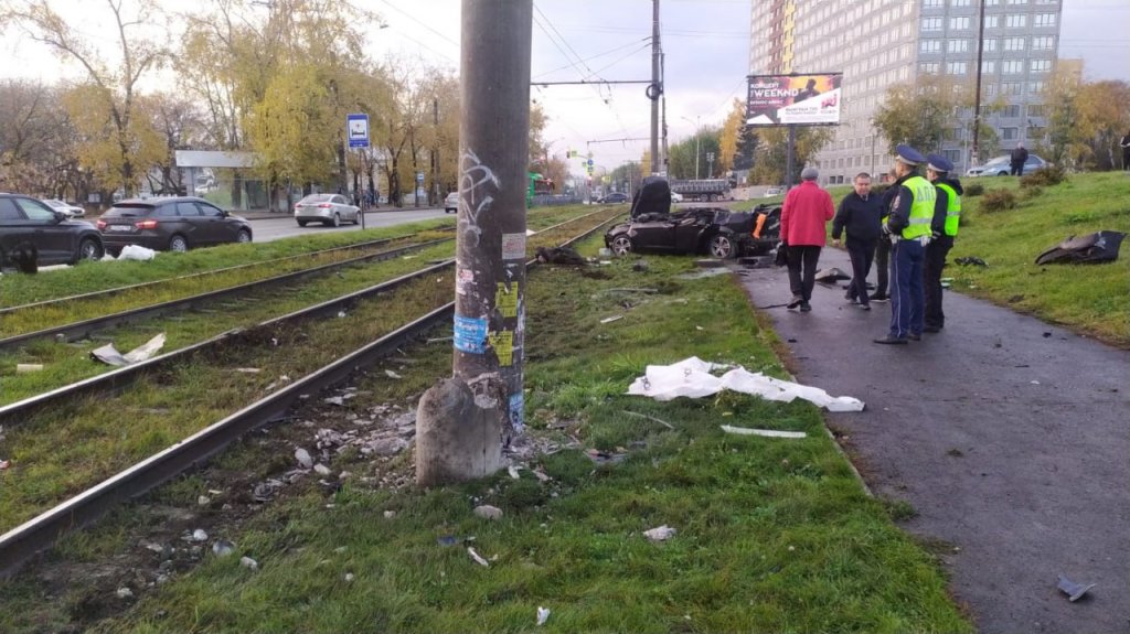 Новый День: Жуткое ДТП в Екатеринбурге: машина врезалась в столб и перевернулась (ФОТО)