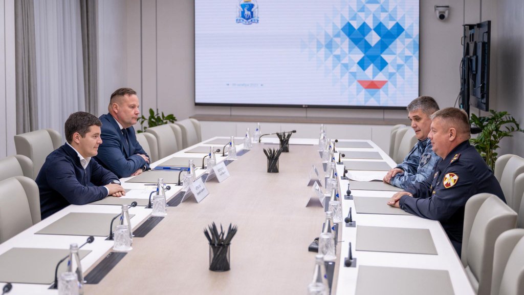 Новый День: Губернатор Артюхов встретился с новым командиром ОМОН Ямал