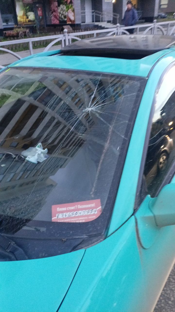 Новый День: В Екатеринбурге посреди дороги трое напали на водителя и разбили машину (ФОТО)