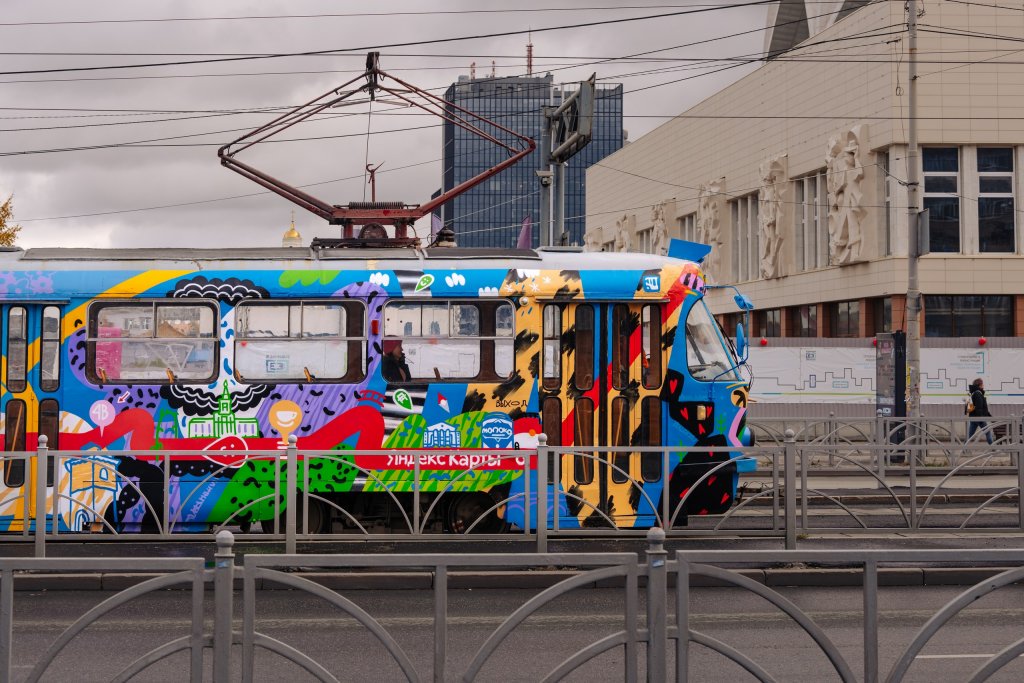 Новый День: По Екатеринбургу начал ходить арт-трамвай с изображениями Шигирского идола и майонеза (ФОТО)