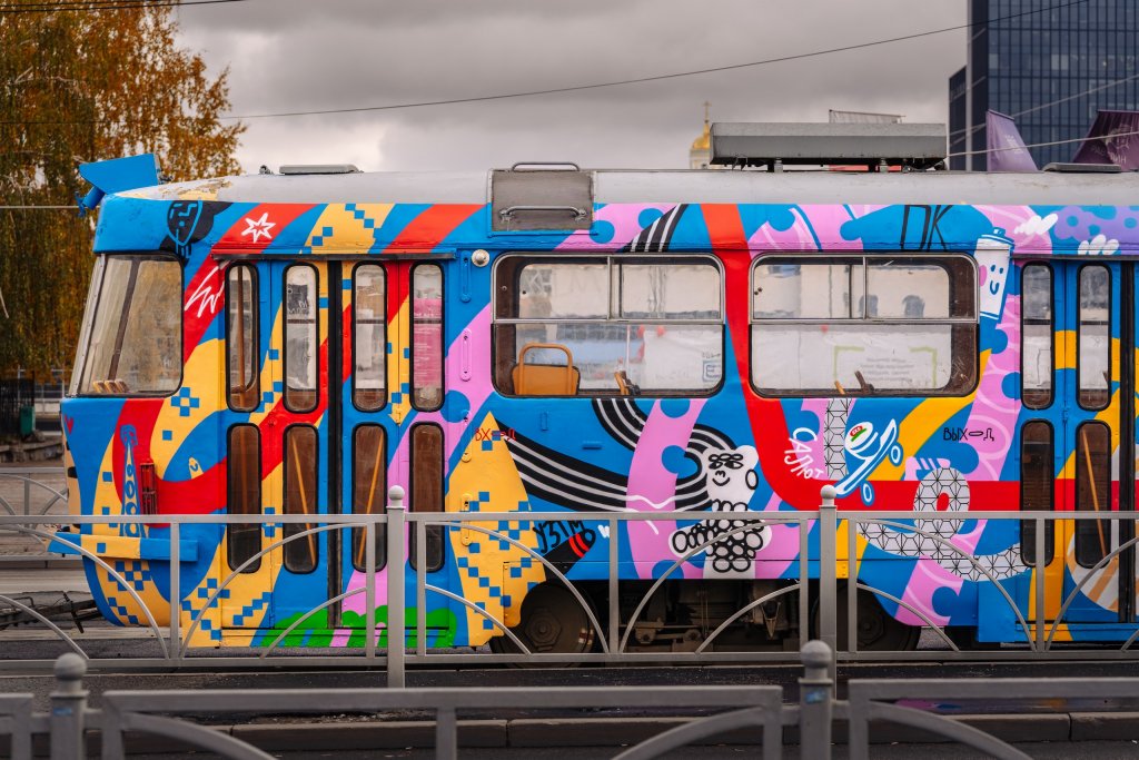 Новый День: По Екатеринбургу начал ходить арт-трамвай с изображениями Шигирского идола и майонеза (ФОТО)