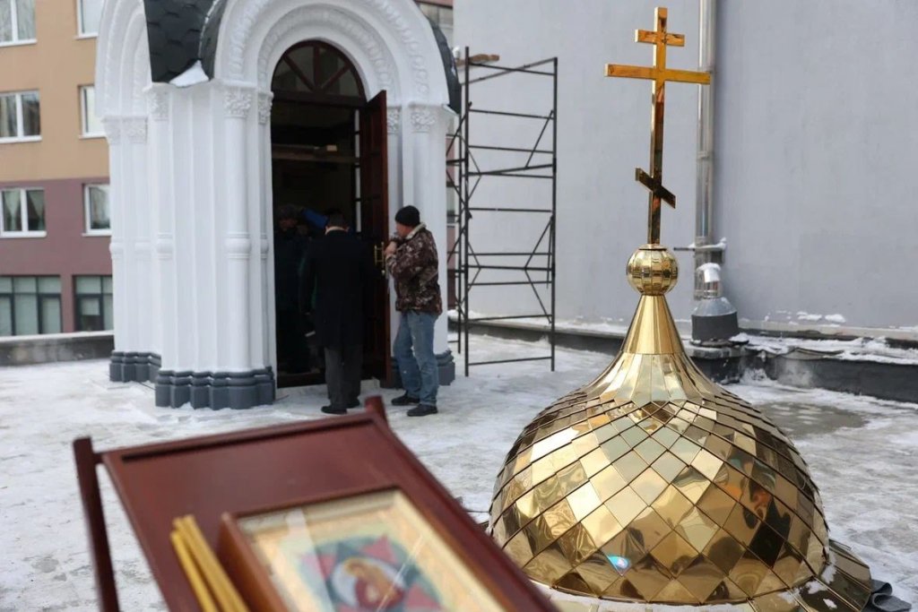Новый День: Митрополит Евгений освятил купола часовни, на открытии которой ждут главу МЧС (ФОТО)