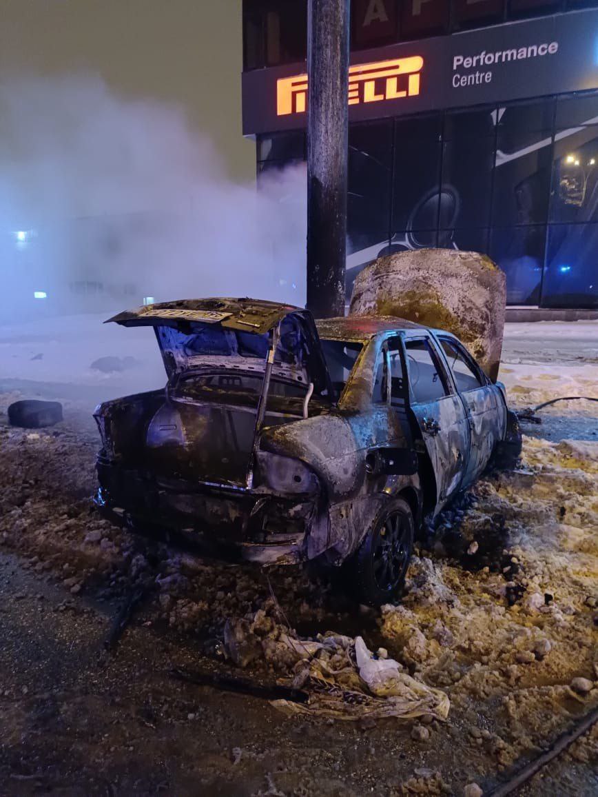 Новый День: На Уралмаше автомобиль врезался в столб и загорелся (ФОТО)