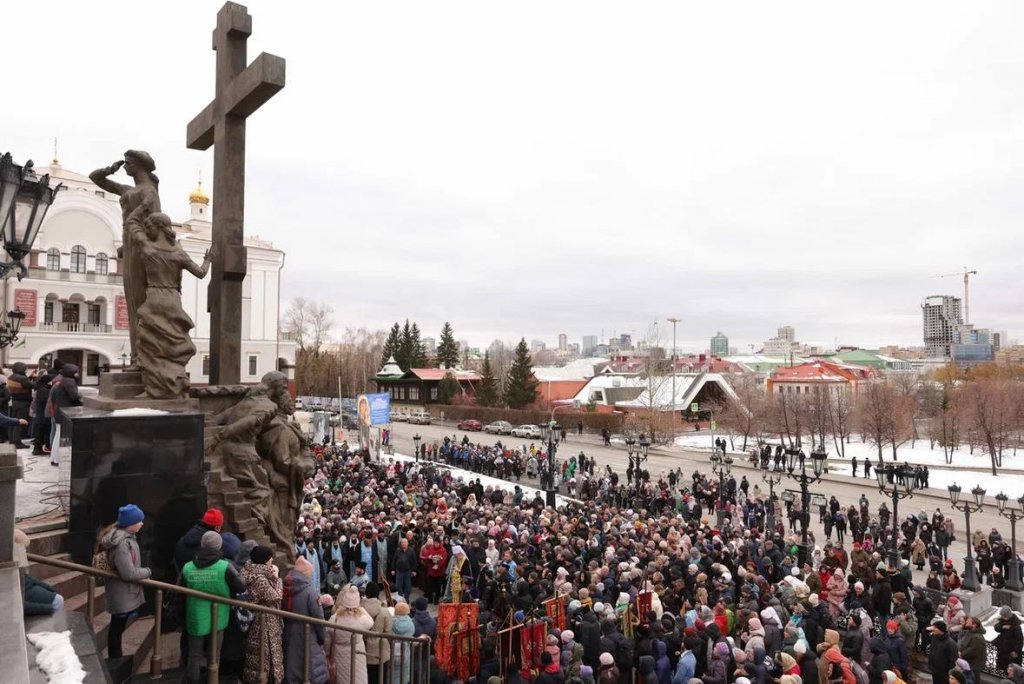 Крестный ход в Екатеринбурге собрал две тысячи горожан (ФОТО)