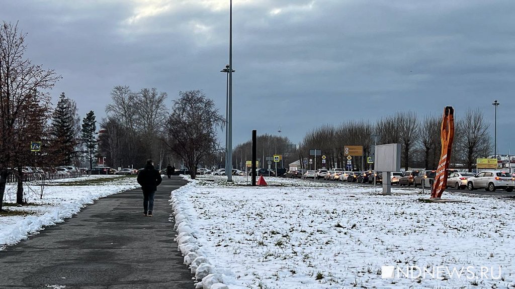 Новый День: На въезде в аэропорт Кольцово третий день подряд огромные пробки (ФОТО)