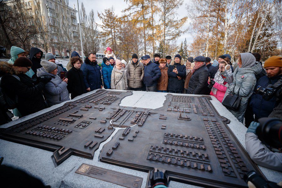 Новый День: В центре Екатеринбурга установили макет завода-крепости 18 века