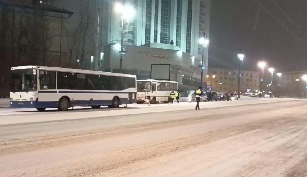 Новый День: В центре Екатеринбурга столкнулись два автобуса (ФОТО)