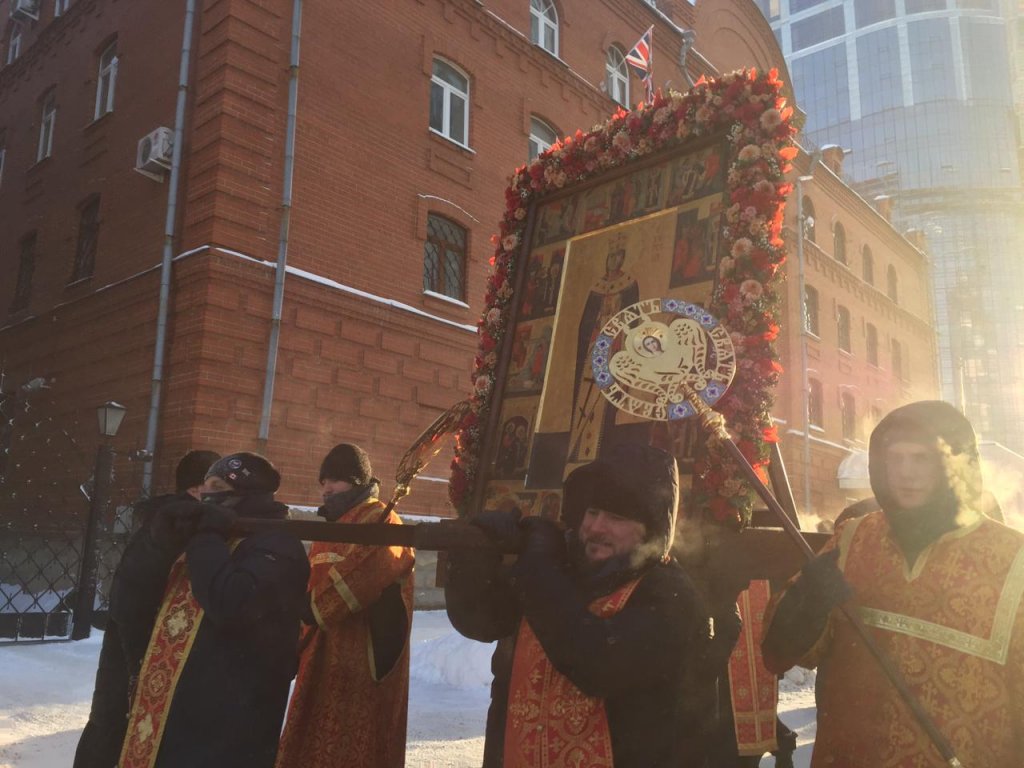 Новый День: В Екатеринбурге в 30-градусный мороз прошел крестный ход (ФОТО)