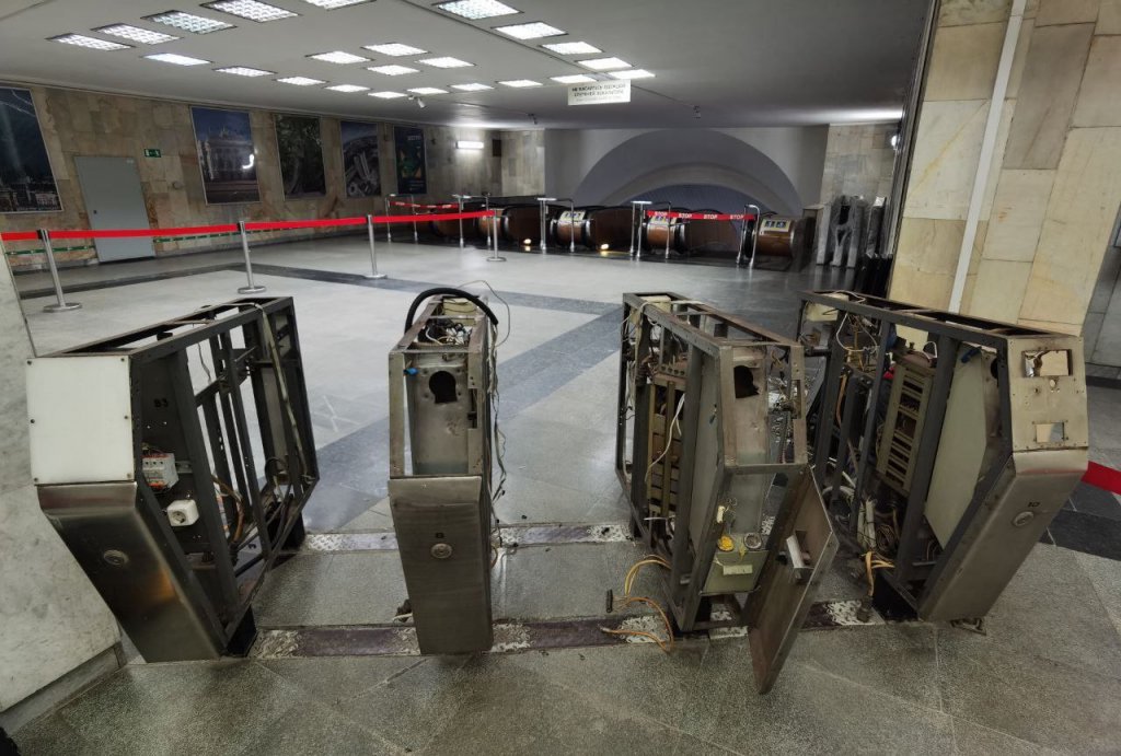 Новый День: В екатеринбургском метро начали устанавливать новые турникеты (ФОТО)